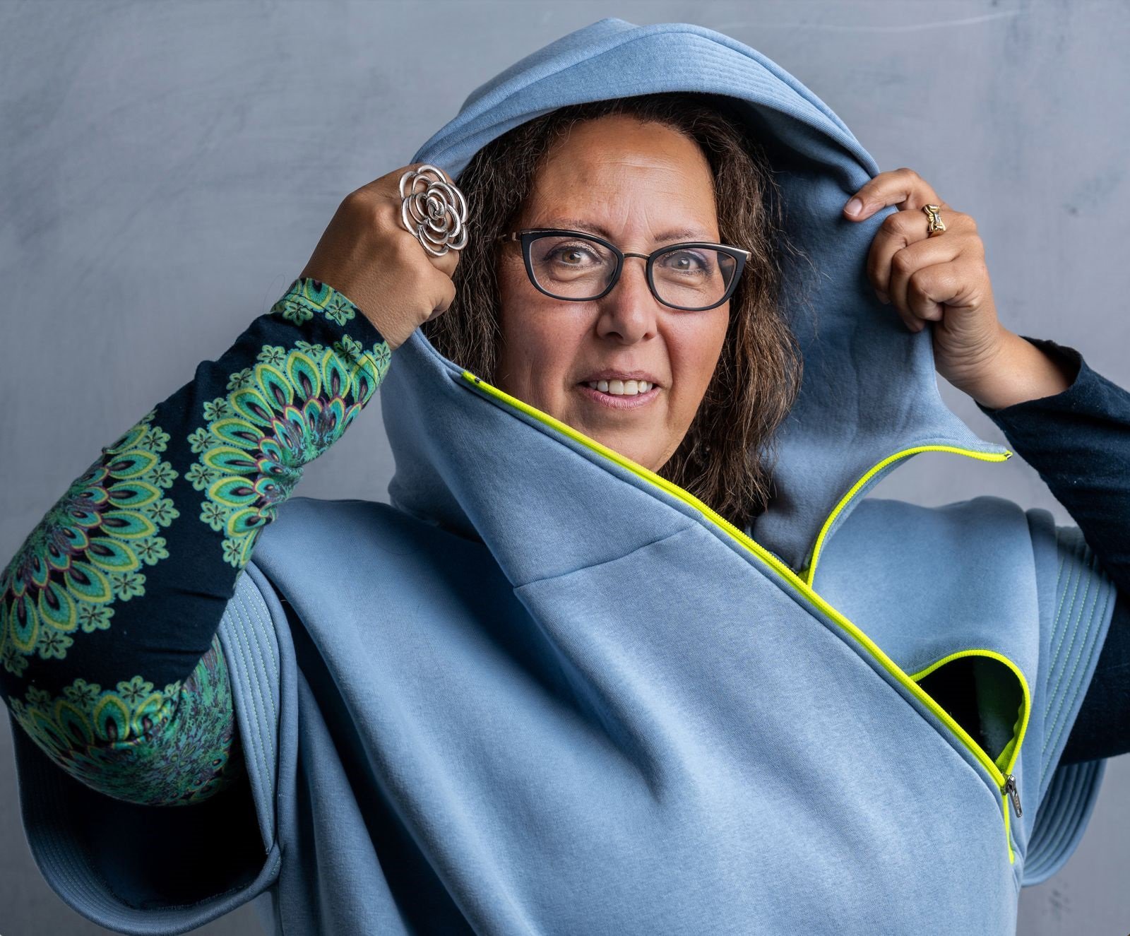 Vrouw draagt de lichtblauwe Boodie